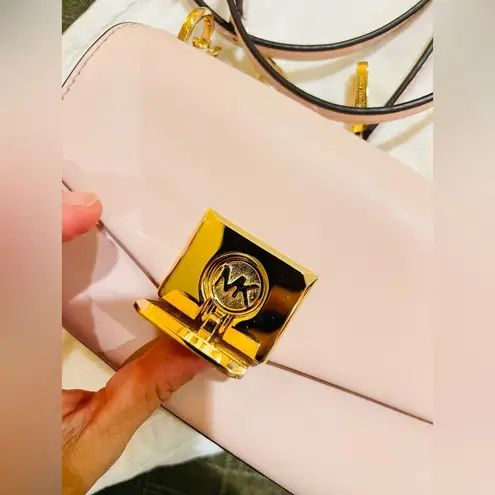 Michael Kors  Purse crossbody in pink color and gold chain adorable