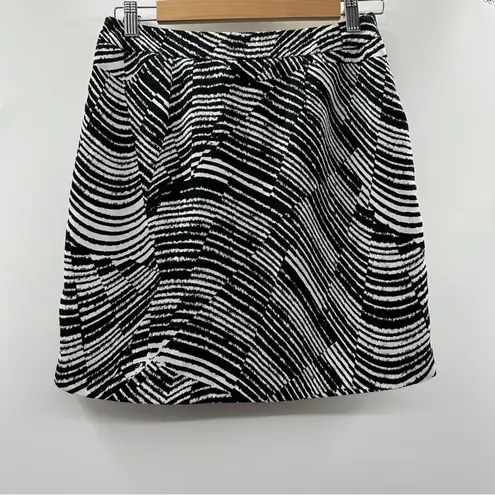 Banana Republic Black & White Abstract Print Silky A-Line Mini Skirt Size 2