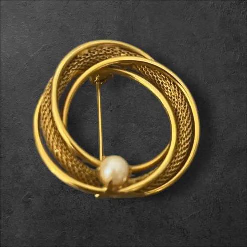 Vintage MCM Retro Gold Tone Swirl Mesh Faux Pearl Circle Brooch Pin 60s Classic
