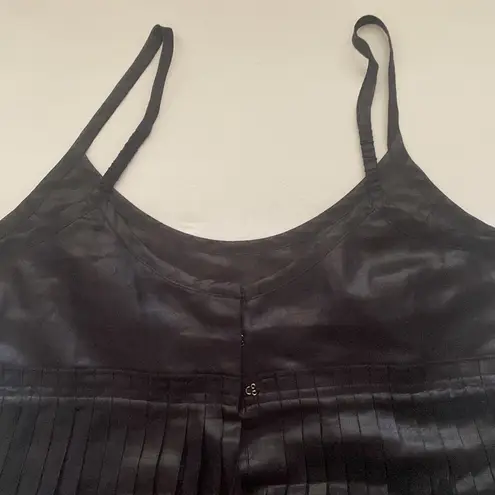 Krass&co Isda & black shimmer pleated spaghetti strap empire waist top, size 4