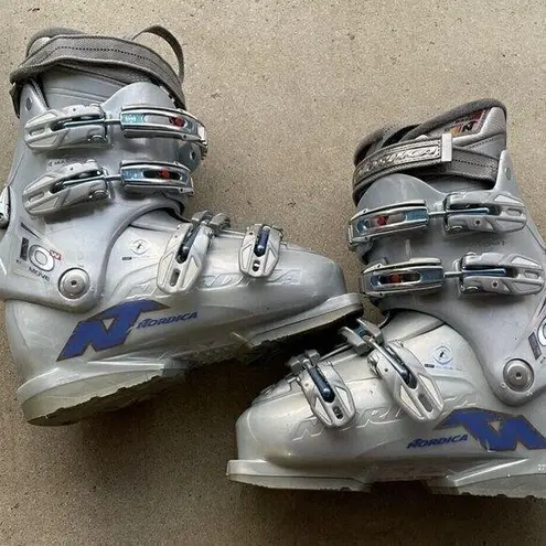 Nordica 10W Easy Move Skiing Ski Boots Women’s Sz 9/9.5 US Size Silver Gray Blue