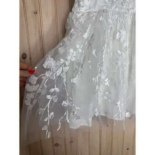 NWT Lulus Classic Romance White 3D Floral Applique Tie