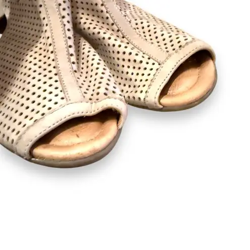 Earth Intrepid Nubuck Perforated Peep Toe Taupe Heel Booties Sz 8 Tan