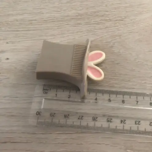 Vintage Avon 1975 Bunny Brooch