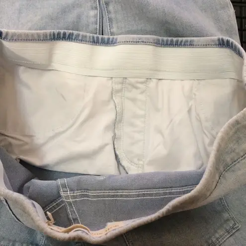 Soft Surroundings The Ultimate Pull-On Cropped Light Wash Jean