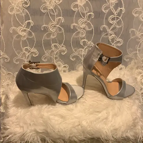Shoe Dazzle Silver Heels Elegant Design Size 8