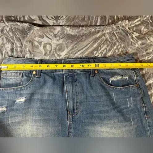 1822 Denim Slightly Distressed Skirt Size 12