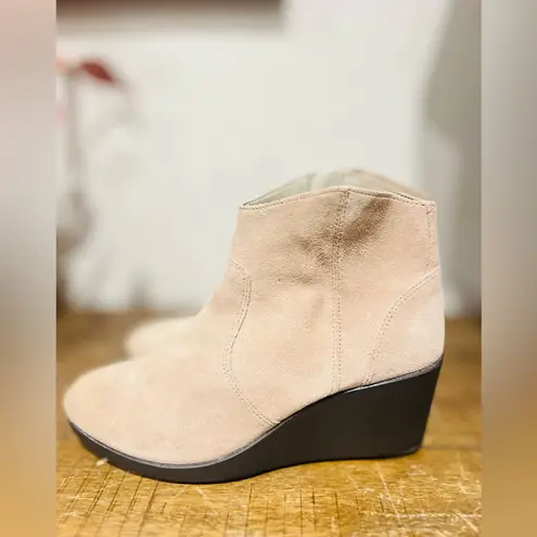 Crocs  Leigh Women's Size 7 Chukka Wedge Booties Tan Suede Lace-up Comfort