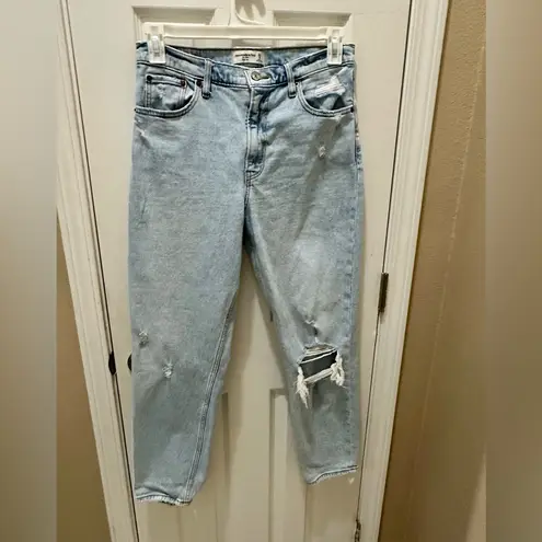 Abercrombie & Fitch  The Mom High Rise jeans size 8/29 light wash