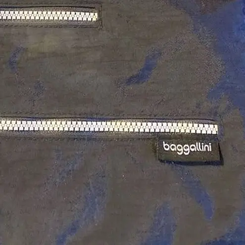 Baggallini grey crossbody bag. Many pockets