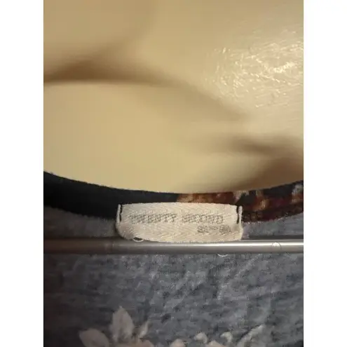 Twenty Second Floral Large Short Sleeve Knit Top With Front Pocket & Knotted Hem