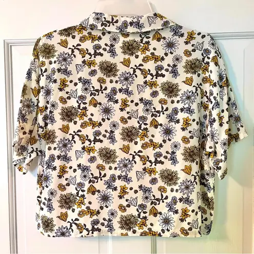belle du jour Junior’s Short Sleeve Floral Printed Button-down Cropped Blouse