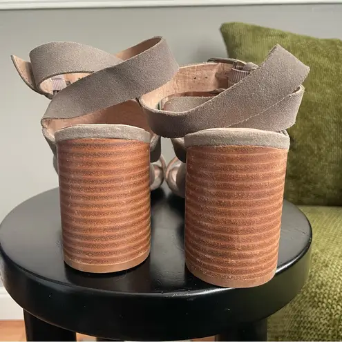 Seychelles Antiques Strappy Sandal In Grey Suede Leather Women’s size 8