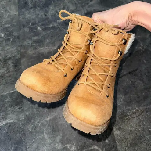 Cliffs by WHITE MOUNTAIN Faux Fur Trim Lace Up Boots Size 8M NWOT Tan