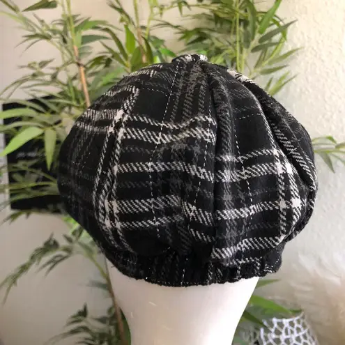 2000s Y2K Black and white plaid baker boy newsboy cap London European style Excellent condition Elastic cap band to fit multiple sizes