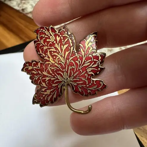 MMA Metropolitan Museum of Art Gold Tone Red Enamel Maple Leaf Pin Brooch 1985