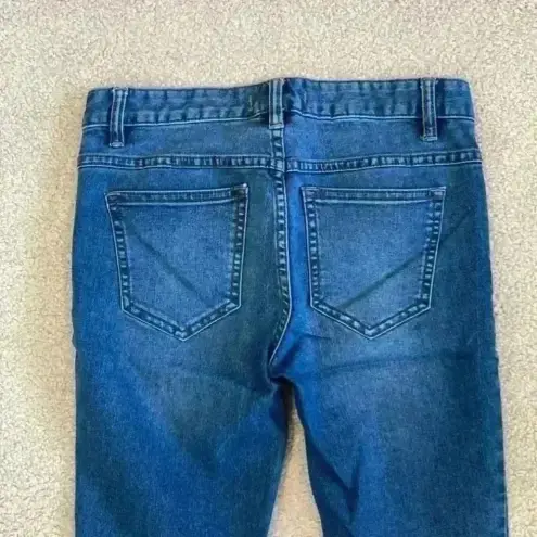 Free People ⭐️  distressed knee blue jeans in size 26