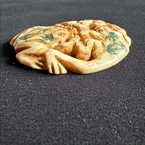 Vintage EUC hand carved bone pendant. 3 frogs “see, hear, speak no evil” Green