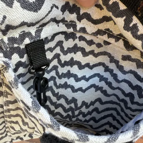 KAVU Keeper Crossbody Bag Purse Canvas Cream Black Zigzag Pattern Brown Lining