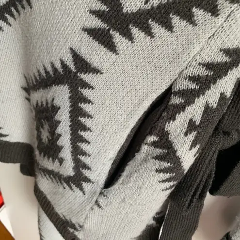 Romeo + Juliet Couture Grey Aztec Geometric Print Cardigan With Tie