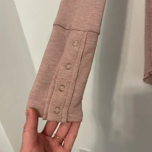 Evereve Symone Snap Cuff Top Rose Blush Pink Curved Raw Hem Long Sleeve Snaps S