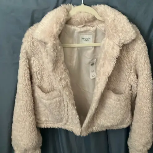 Abercrombie & Fitch : Cream Fuzzy cropped Jacket- Snap closure- M