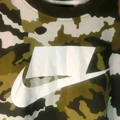Nike  green camo crop t shirt sz S