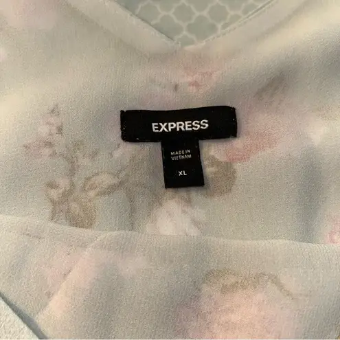 EXPRESS  light green floral v-neck tank top size XL lace feminine