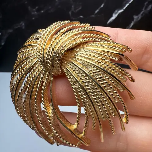 Monet Mirador Fringed Rope Textured Gold Tone Brooch Pin Signed Vintage