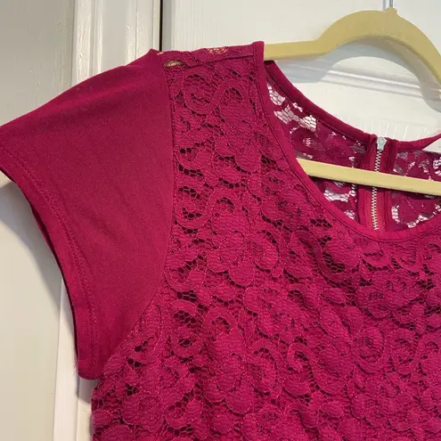 New York & Co Size M Magenta Lace Short Sleeve Stretch Zip Back Top Pink Size M