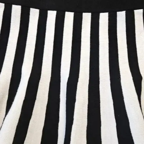 Carmen Marc Valvo  Sweater Knit Skirt Black White Stripe Knee Length Size Medium