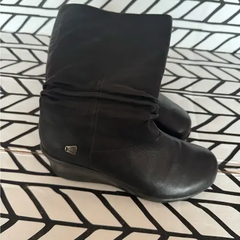 Keen  leather Akita wedge pull on boots in black size 7