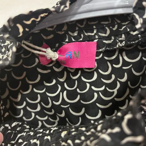 Black & Beige Scallop Co