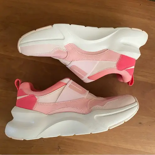 UGG  LA Flex Pink Rose Women Slip On Athletic Sneakers - Size 6.5 - like new!