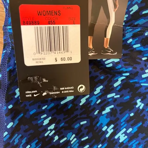 Nike NWT  Essential Tight Fit Dri-Fit Cropped Workout Leggings. Size L