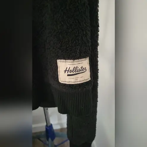 Hollister  Black Faux Fur Mock Neck Cropped Sweater Size M