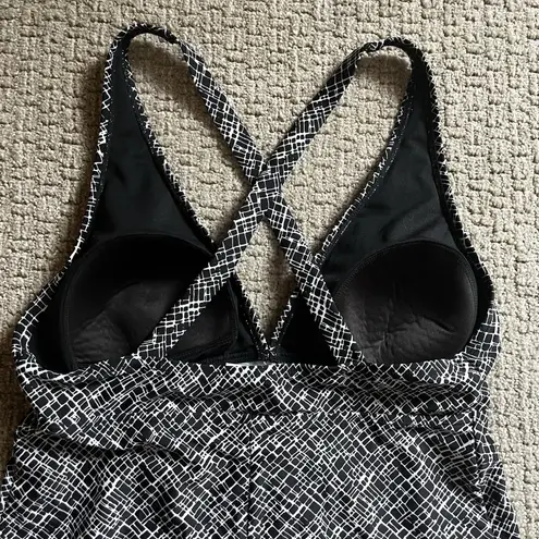 Jaclyn Smith Woman's Black And White Size 12 Tankini Swim Top Padded Bra Area