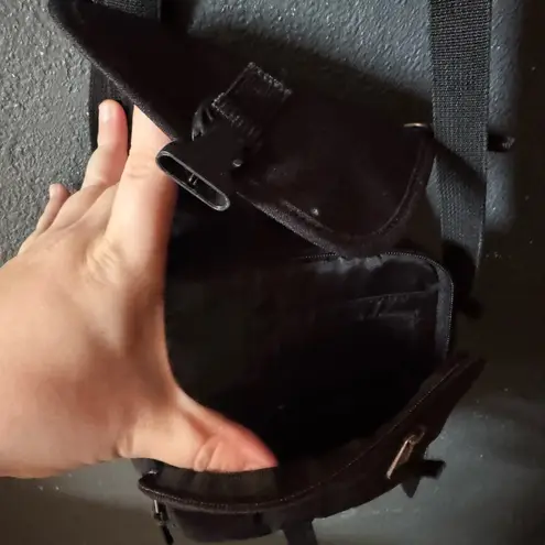 Eddie Bauer Women’s  Black Crossbody Bag - Image 4