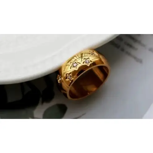 Boutique NEW Unisex Women’s Wide Gold Plated Simulated Diamond Star Ring 8mm Band Size 7