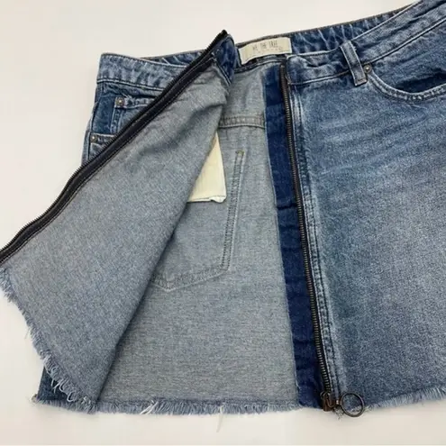 Free People  Denim Jean Mini Skirt Zipper Circle Pull Frayed Raw Sz 28 waist