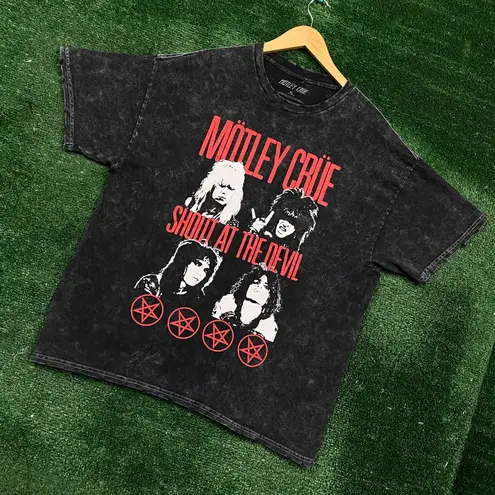 Motley Crue Shout At The Devil Heavy Metal Band Mineral Wash Tee XL