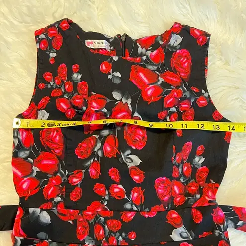 Vogue Fashion Rose Print Dress SZ Medium may have been altered to a small