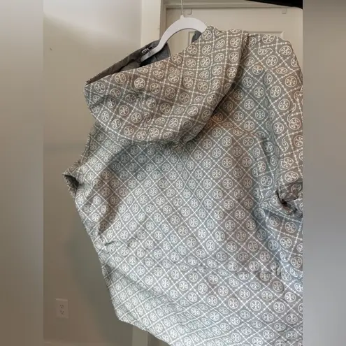 Tory Burch  T MONOGRAM JACQUARD ANORAK :
Gray T Monogram Small Sport - Image 7