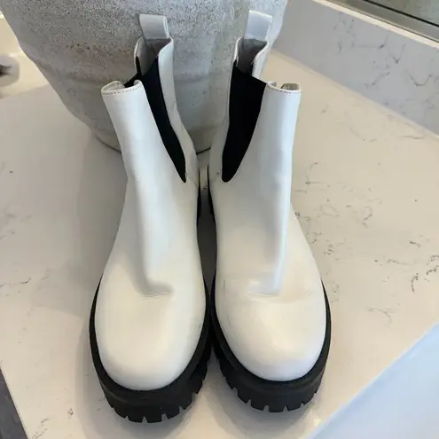 BP . Kora Lug Chelsea Boot in White Size US 8.5