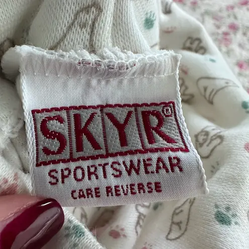 Skyr Sportswear Vintage White Turtleneck with Polar Bear Print