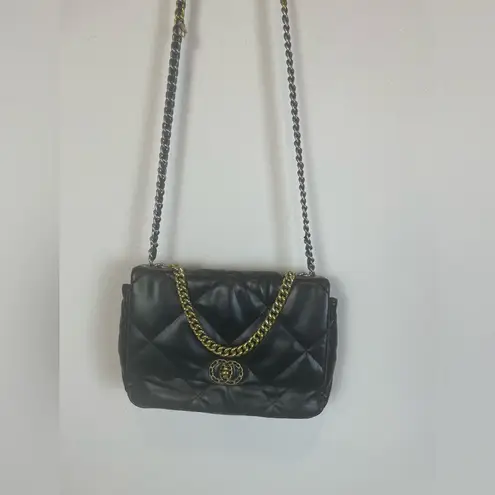 Retail $101 Women’s Quilted Genuine Leather Lock Closure Crossbody Chain Bag Black