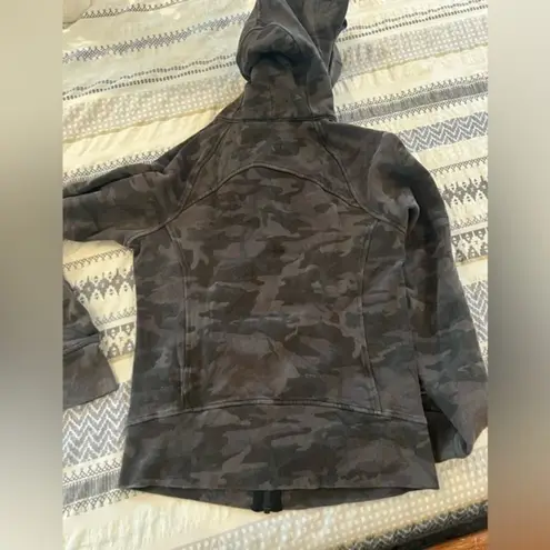 Lululemon ‎ Scuba Hoodie *Light Cotton Fleece
Incognito Camo Multi Grey size 4