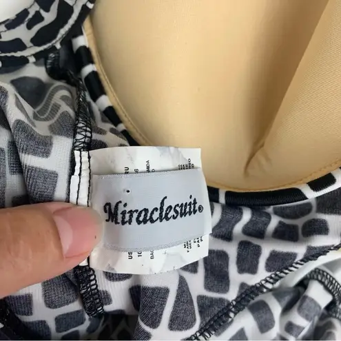 MiracleSuit size 10 medium Black white pattern one piece swim suit bathing slim