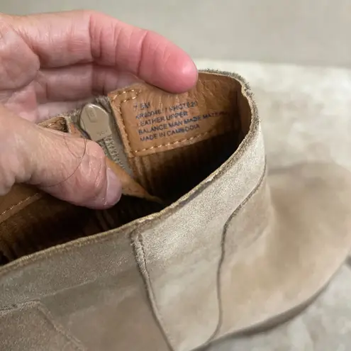 KORKS Women's Esmerelda Lug Sole Booties Color Taupe Size 7.5 side zip Tan