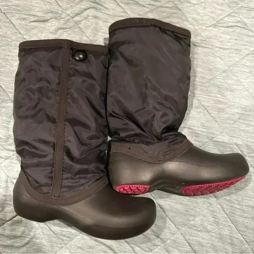 Crocs  WOMENS SNOW BOOTS
SIZE 6W WEAR ONES VERY GOOD
CONDITION BLACK